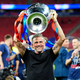 Luis Enrique wollte den Henkelpott gar nicht mehr hergeben.  - Foto: Nick Potts/PA Wire/dpa
