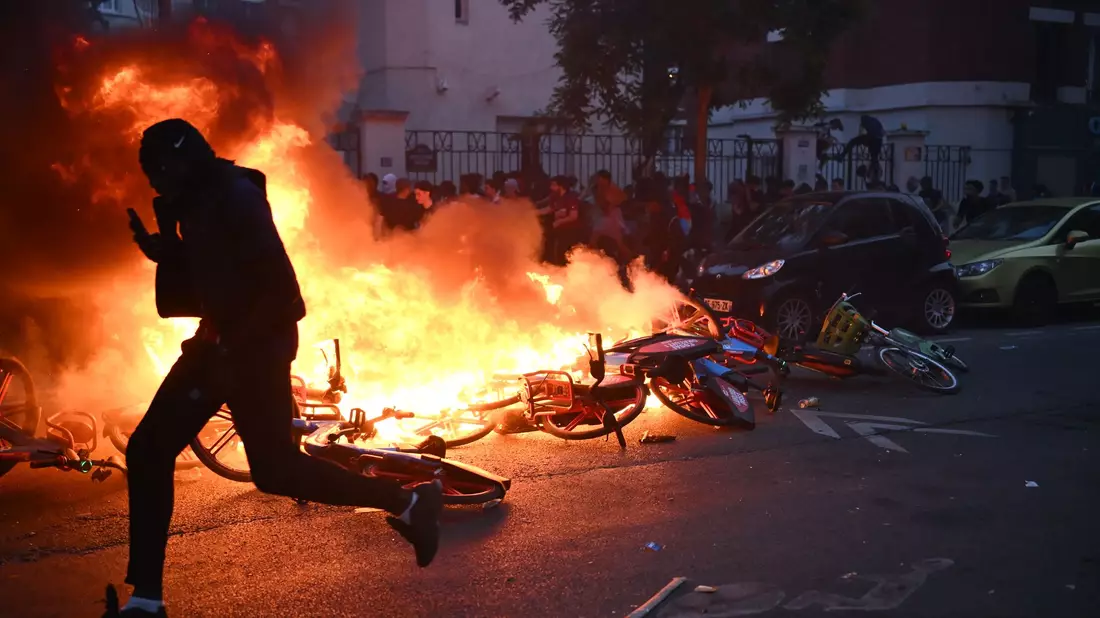 Nach dem Finale kommt es in Paris zu Ausschreitungen. - Bild: Julien Mattia/Le Pictorium via ZUMA Press/dpa