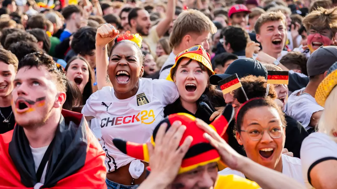 Das Check24-Shirt war 2024 auf vielen Fanmeilen zu sehen - wie hier in Berlin. (Archivbild) - Bild: Christoph Soeder/dpa