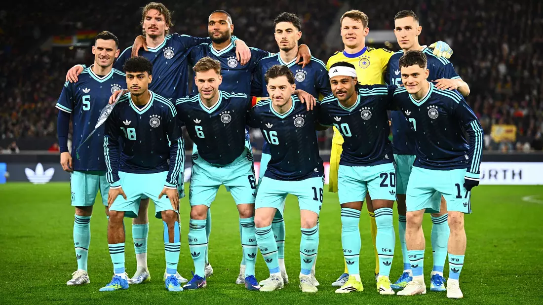 Das blaue Auswärtstrikot der DFB-Elf kommt laut Intersport sehr gut bei Kunden an. (Archivbild) - Bild: Tom Weller/dpa