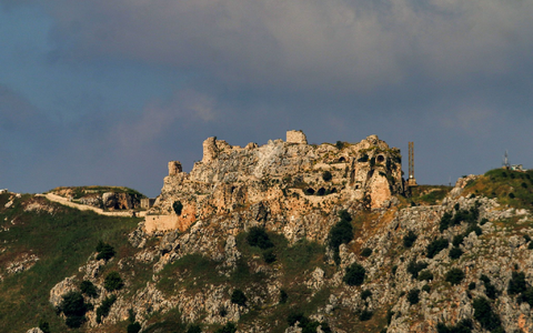 Die Kreuzritterfestung Beaufort, die israelische Soldaten eingenommen haben, liegt in der Nähe eines nordöstlichen Ausläufers der israelischen Grenze.  - Foto: Stringer/dpa