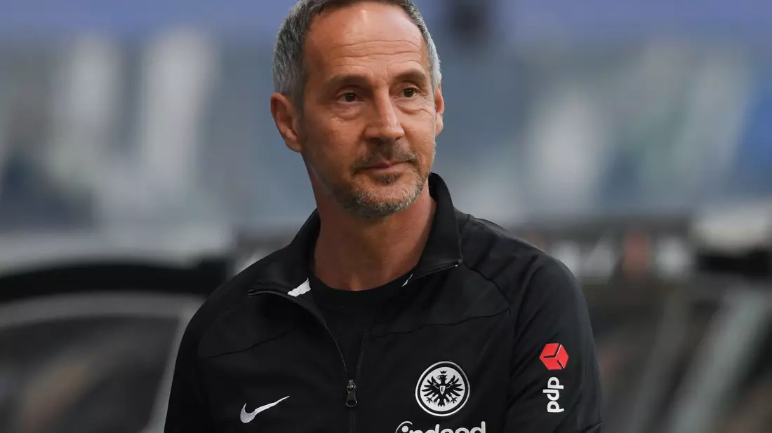 Adi Hütter soll der Top-Kandidat als neuer Trainer bei Eintracht Frankfurt sein. (Archivbild) - Bild: Arne Dedert/dpa