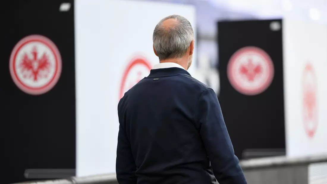 Kehrte der Eintracht 2021 freiwillig den Rücken: Adi Hütter. (Archivbild)  - Bild: Arne Dedert/dpa