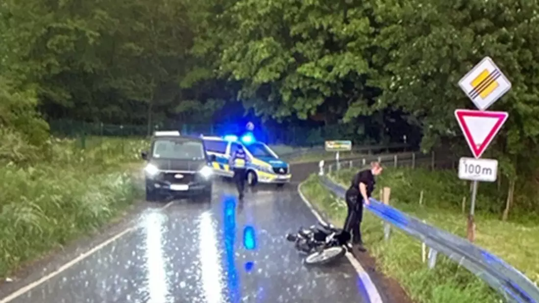 POL-GM: Zweiradfahrer bei Alleinunfall leicht verletzt - Bild: presseportal.de