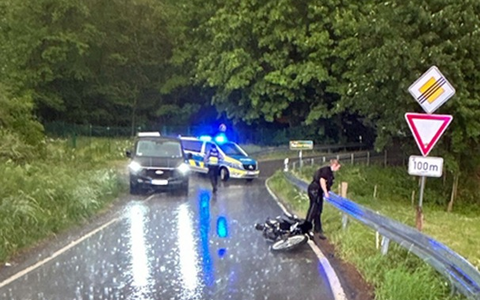 POL-GM: Zweiradfahrer bei Alleinunfall leicht verletzt - Foto: presseportal.de