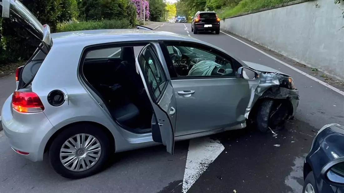 POL-GM: Auto kollidiert mit Mauer - Bild: presseportal.de