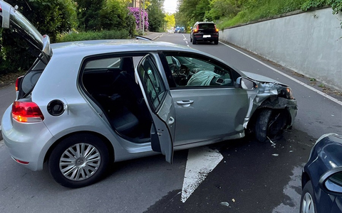 POL-GM: Auto kollidiert mit Mauer - Foto: presseportal.de