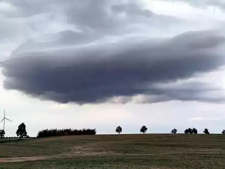 Unwetterwolke über einem Acker (Archiv) - Foto: via dts Nachrichtenagentur