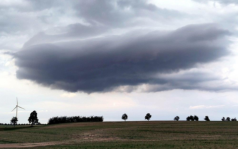 Unwetterwolke über einem Acker (Archiv) - Foto: via dts Nachrichtenagentur