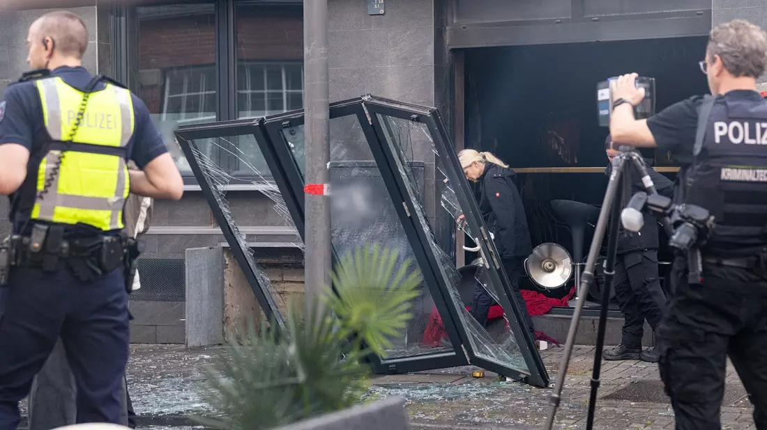Der Eingangsbereich sowie Teile des Innenraums wurden durch die Explosion und den Brand zerstört, wie die Polizei mitteilte.  - Bild: Benjamin Westhoff/dpa