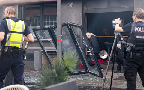 Der Eingangsbereich sowie Teile des Innenraums wurden durch die Explosion und den Brand zerstört, wie die Polizei mitteilte.  - Foto: Benjamin Westhoff/dpa