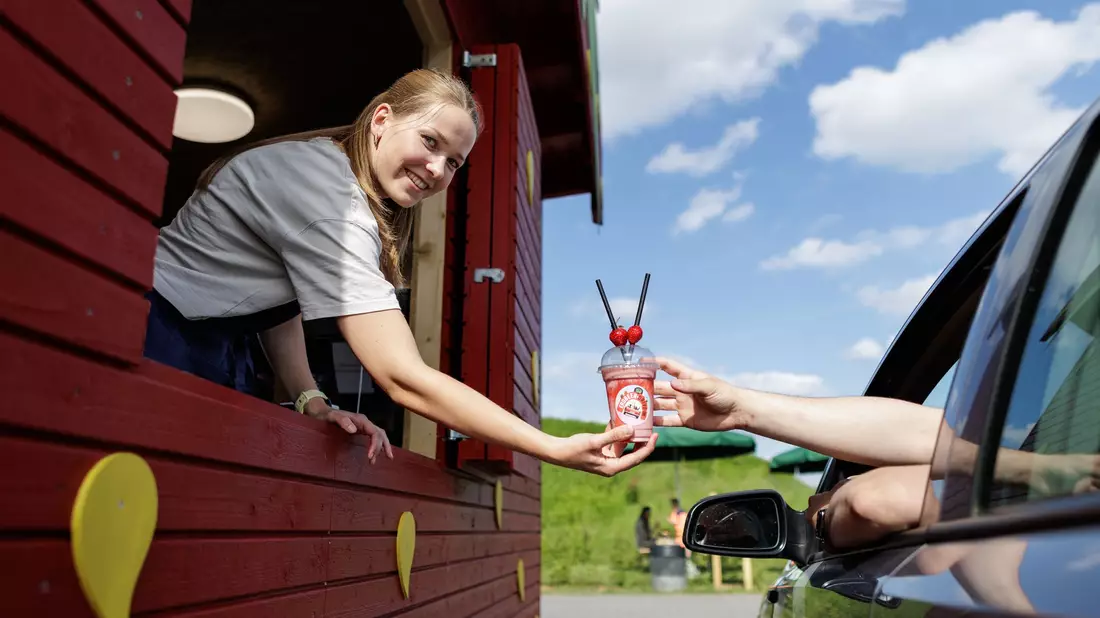 Neben frischen Erdbeeren gibt es auch Eis und Milchshakes im Erdbeer-Drive-in. - Bild: David Ebener/dpa