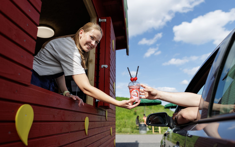 Neben frischen Erdbeeren gibt es auch Eis und Milchshakes im Erdbeer-Drive-in. - Foto: David Ebener/dpa