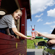 Neben frischen Erdbeeren gibt es auch Eis und Milchshakes im Erdbeer-Drive-in. - Foto: David Ebener/dpa