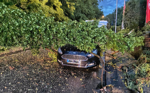 FW Grevenbroich: Erhebliche Sturmschäden in Grevenbroich-Neurath - Feuerwehr nach Gewitter im Dauereinsatz - Foto: presseportal.de