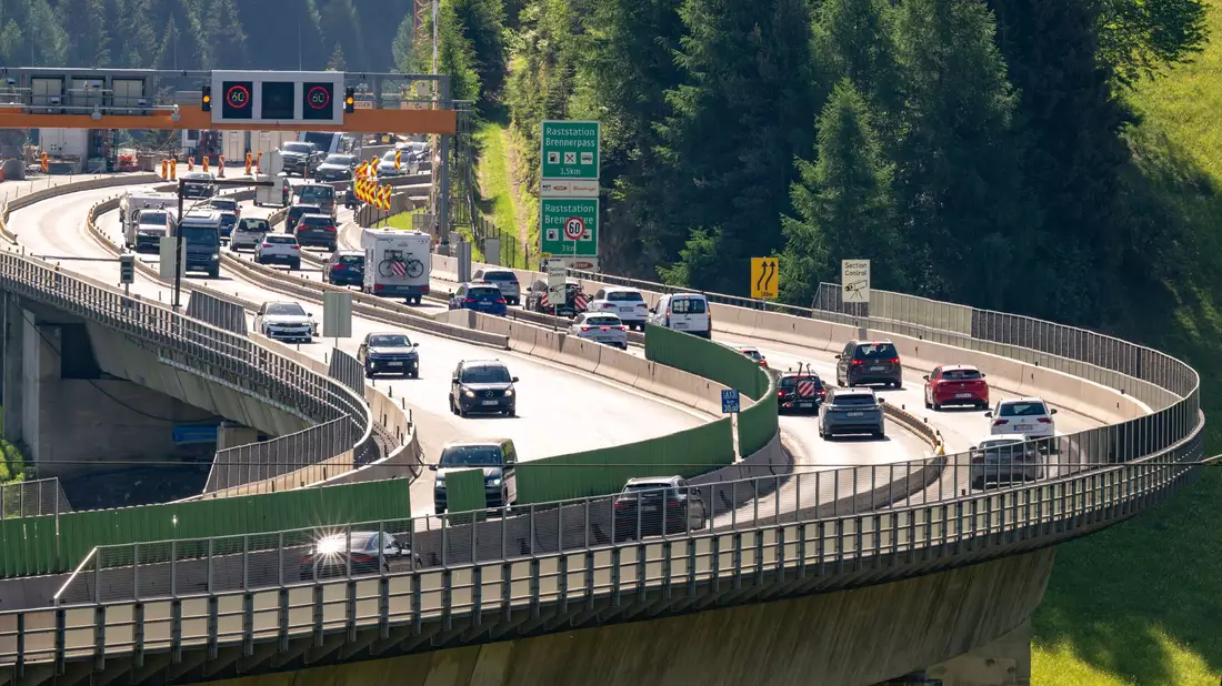 Nach der Aufhebung der Brenner-Sperre herrschte zeitweise reger Verkehr. - Bild: Peter Kneffel/dpa