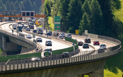 Nach der Aufhebung der Brenner-Sperre herrschte zeitweise reger Verkehr. - Foto: Peter Kneffel/dpa