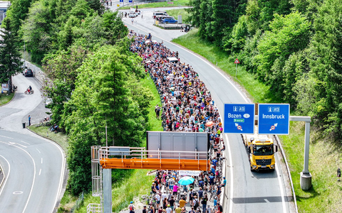 Tausende demonstrierten gegen die Umweltbelastungen durch den Transitverkehr - Foto: Jason Tschepljakow/dpa