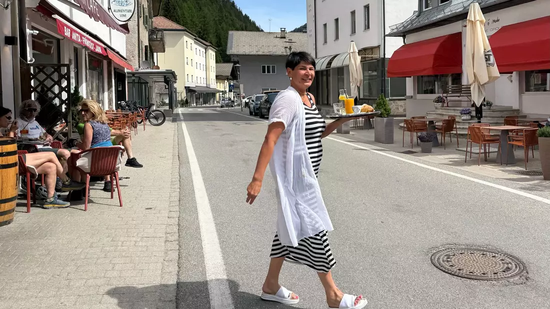 Ungewohnte Szenerie am Brenner: Kein Verkehr - und daher stressfreies Bedienen der Gäste auf der anderen Straßenseite. - Bild: Matthias Röder/dpa