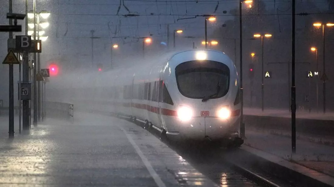 ICE-Zug bei Unwetter (Archiv) - Bild: via dts Nachrichtenagentur