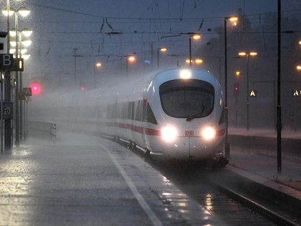 ICE-Zug bei Unwetter (Archiv) - Foto: via dts Nachrichtenagentur