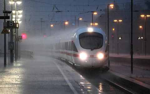 ICE-Zug bei Unwetter (Archiv) - Foto: via dts Nachrichtenagentur