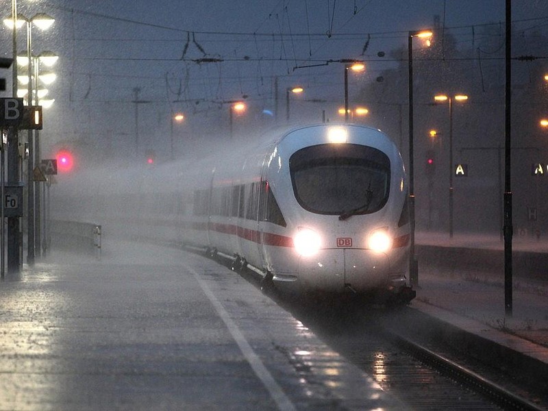 ICE-Zug bei Unwetter (Archiv) - Foto: via dts Nachrichtenagentur