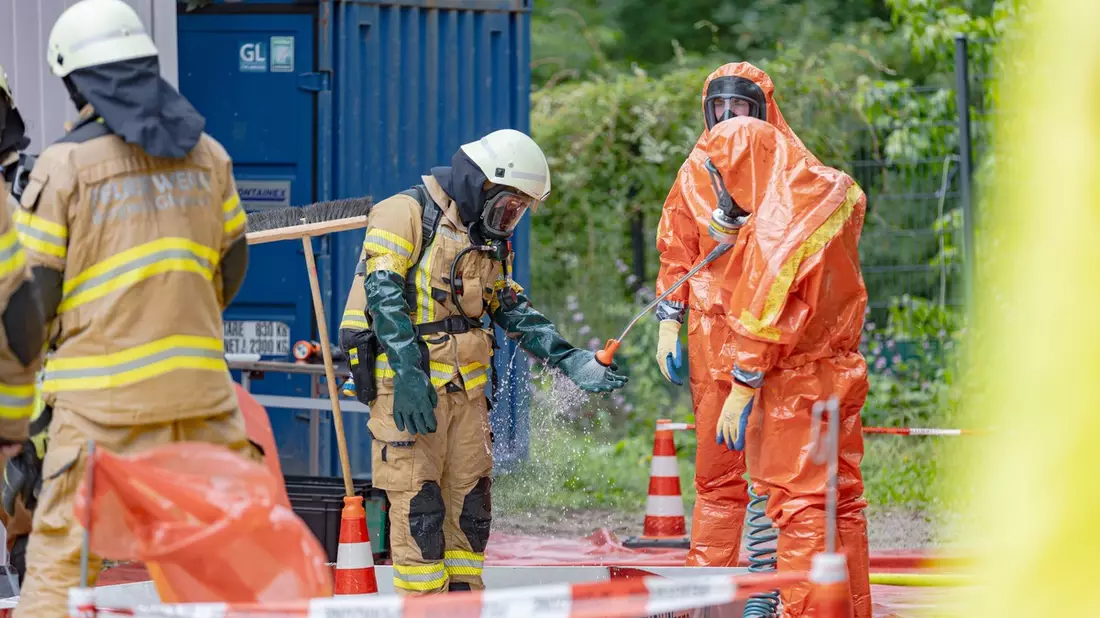FW-GL: Ammoniakaustritt in Nebengebäude des Evangelischen Krankenhauses - Feuerwehr Bergisch Gladbach im Gefahrstoffeinsatz - Bild: presseportal.de
