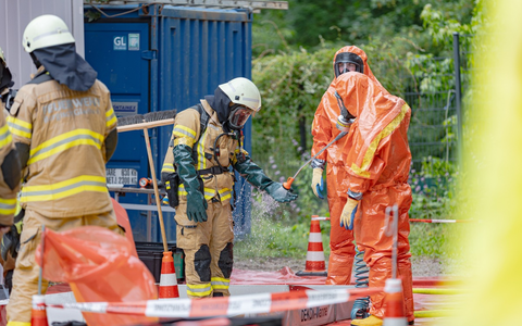 FW-GL: Ammoniakaustritt in Nebengebäude des Evangelischen Krankenhauses - Feuerwehr Bergisch Gladbach im Gefahrstoffeinsatz - Foto: presseportal.de