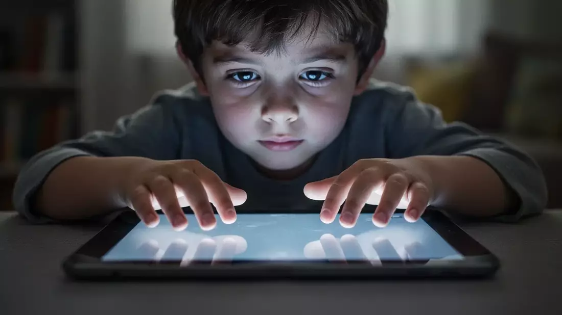 Kopfschmerzen bei Kindern: Jedes zweite Kind betroffen durch Bildschirme - Bild: über boerse-global.de