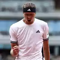 Zverev jubelt über einen Punktgewinn. - Foto: Anne-Christine Poujoulat/AFP/dpa