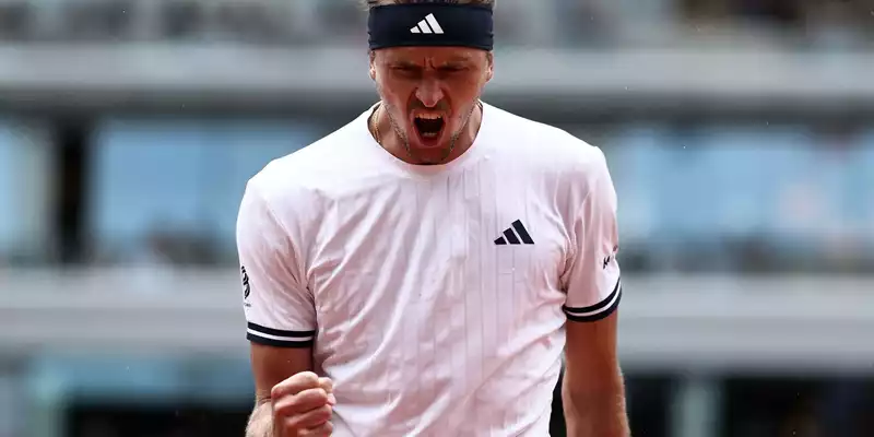 Zverev jubelt über einen Punktgewinn. - Foto: Anne-Christine Poujoulat/AFP/dpa