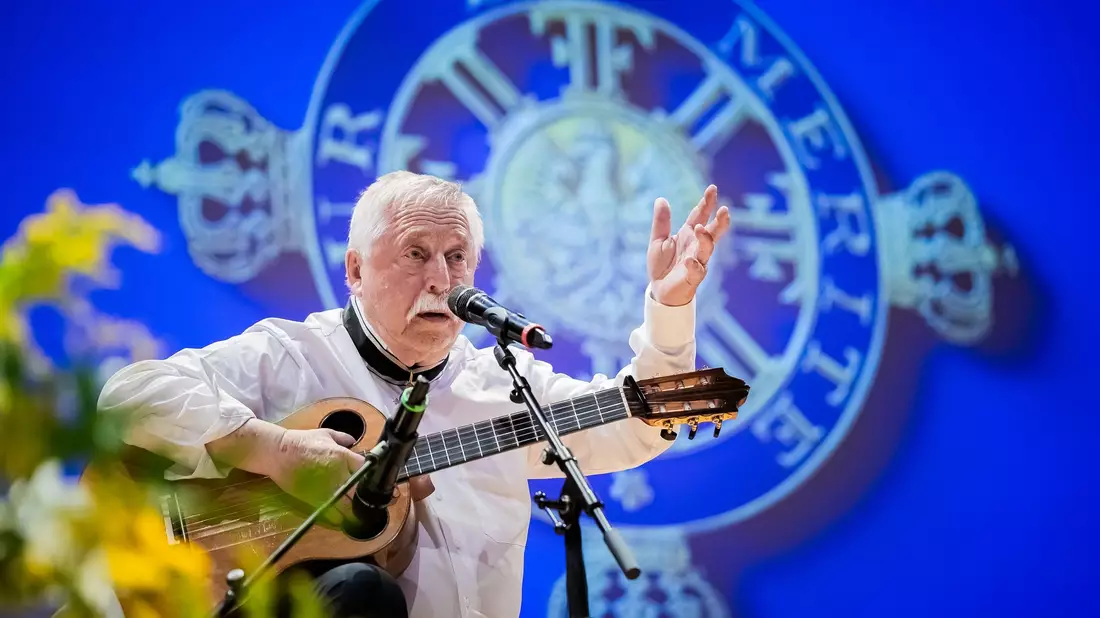 Wolf Biermann singt sein berühmtes Lied «Ermutigung». - Bild: Christoph Soeder/dpa