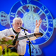 Wolf Biermann singt sein berühmtes Lied «Ermutigung». - Foto: Christoph Soeder/dpa