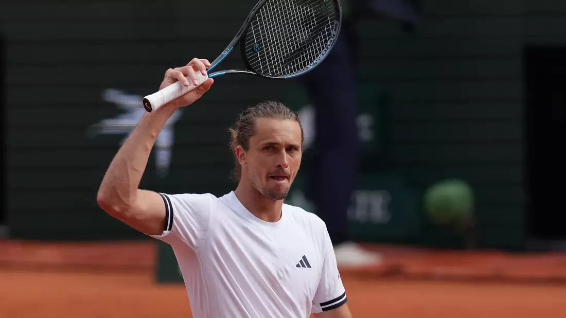 Alexander Zverev reagiert auf seinen Achtelfinalsieg.  - Bild: Thibault Camus/AP/dpa