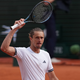 Alexander Zverev reagiert auf seinen Achtelfinalsieg.  - Foto: Thibault Camus/AP/dpa