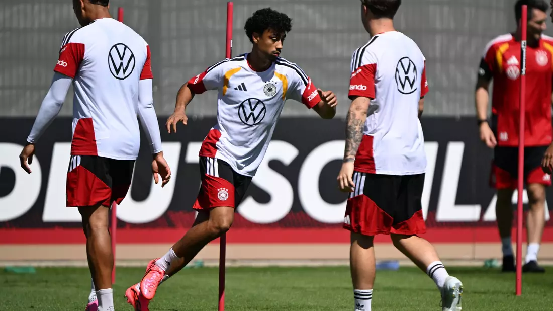 Nathaniel Brown (M) im Einsatz beim Training vor dem Finnland-Spiel.  - Bild: Federico Gambarini/dpa