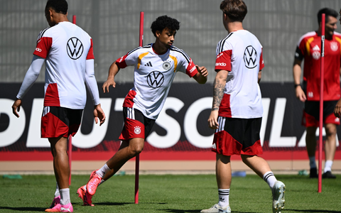 Nathaniel Brown (M) im Einsatz beim Training vor dem Finnland-Spiel.  - Foto: Federico Gambarini/dpa