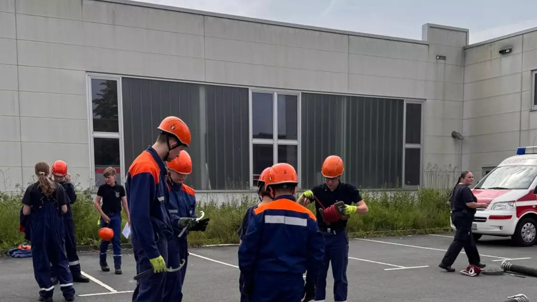 FW-EN: Jugendflamme erfolgreich abgenommen: 140 Nachwuchskräfte zeigen ihr Können in Hattingen - Bild: presseportal.de