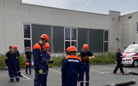 FW-EN: Jugendflamme erfolgreich abgenommen: 140 Nachwuchskräfte zeigen ihr Können in Hattingen - Foto: presseportal.de