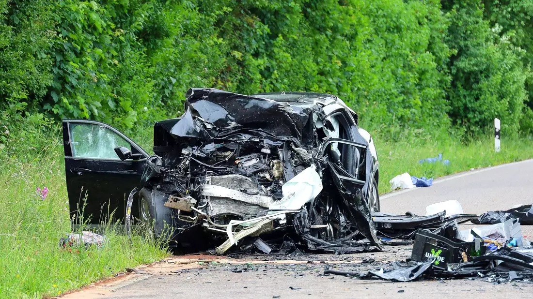 Die beiden Autos wurden komplett zerstört. - Bild: Thomas Riedel/dpa