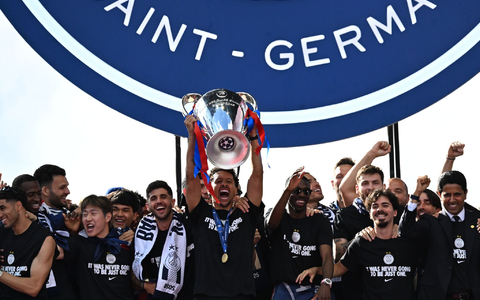 Kapitän Marquinhos präsentiert den Königsklassen-Pokal bei der Feier in Paris. - Foto: Emma Da Silva/AP/dpa