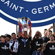 Kapitän Marquinhos präsentiert den Königsklassen-Pokal bei der Feier in Paris. - Foto: Emma Da Silva/AP/dpa