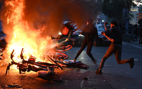 Nach dem Sieg von Paris Saint-Germain ist es in Paris zu Festnahmen und Zwischenfällen gekommen. - Foto: Julien Mattia/Le Pictorium via ZUMA Press/dpa