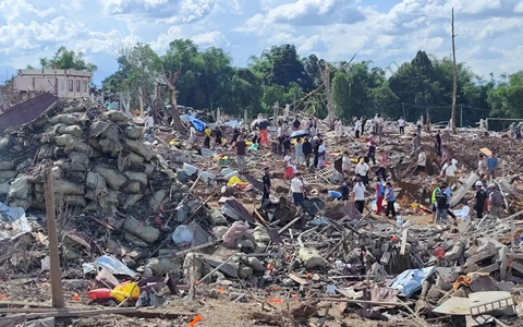 Die Rebellengruppe TNLA bestätigte, dass es sich um ein Munitionslager in ihrem Besitz handelte.  - Foto: -/Palaung Land/AP/dpa