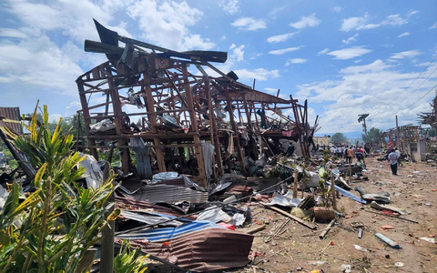 Rettungskräfte suchten weiter nach Verschütteten unter den Trümmern.  - Foto: -/Palaung Land/AP/dpa