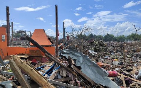 Den lokalen Berichten zufolge wurden bei der Explosion auch zahlreiche Wohnhäuser in der Umgebung beschädigt.  - Foto: -/Palaung Land/AP/dpa