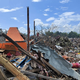 Den lokalen Berichten zufolge wurden bei der Explosion auch zahlreiche Wohnhäuser in der Umgebung beschädigt.  - Foto: -/Palaung Land/AP/dpa