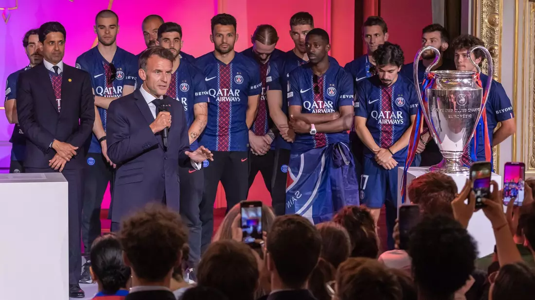Emmanuel Macron empfängt das Team von PSG.  - Bild: Christophe Petit Tesson/Pool EPA/AP/dpa