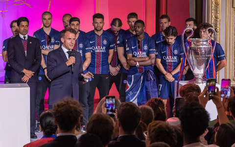Emmanuel Macron empfängt das Team von PSG.  - Foto: Christophe Petit Tesson/Pool EPA/AP/dpa